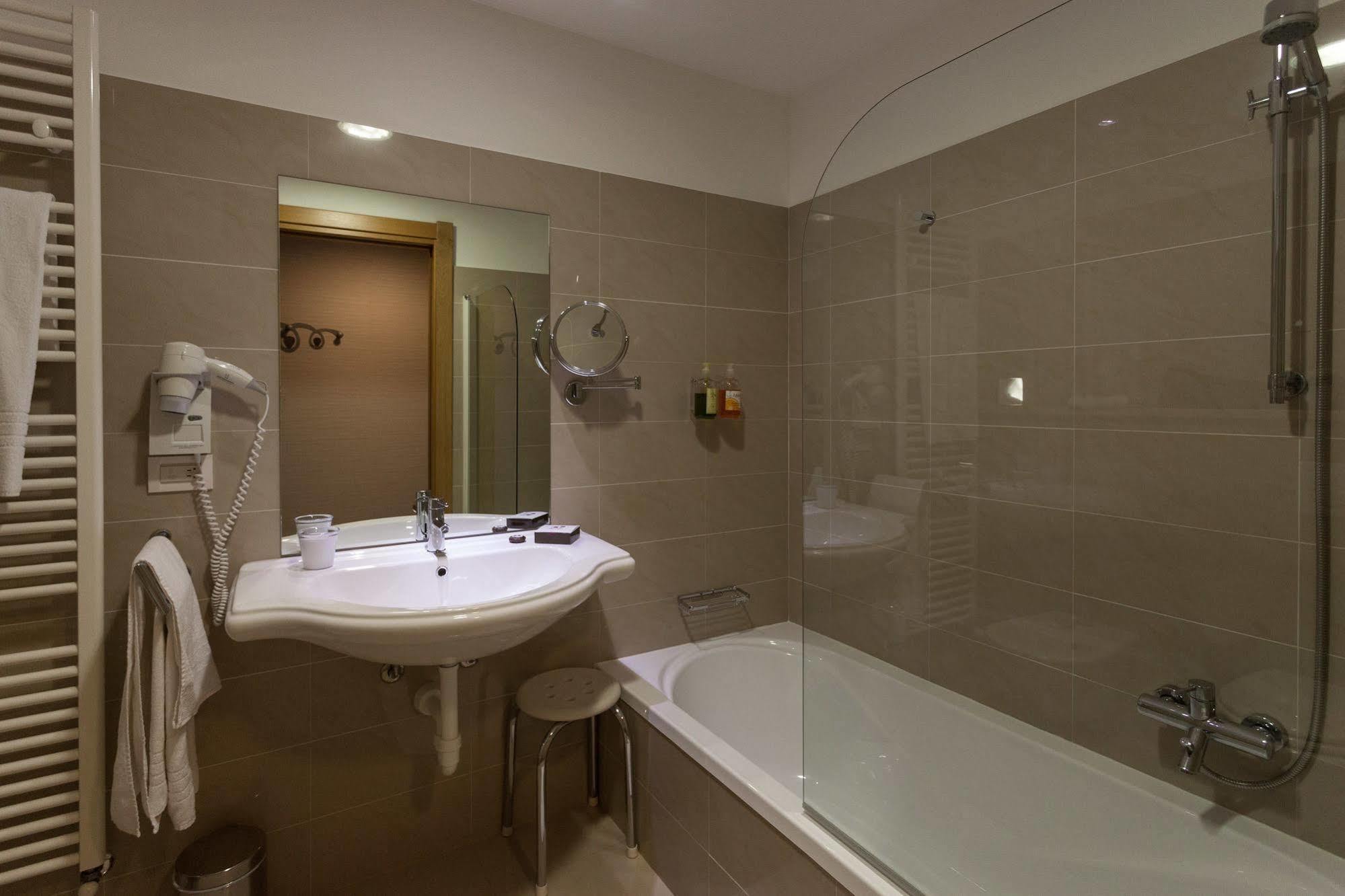 Best Western Ivrea Crystal Palace Банкетте Экстерьер фото